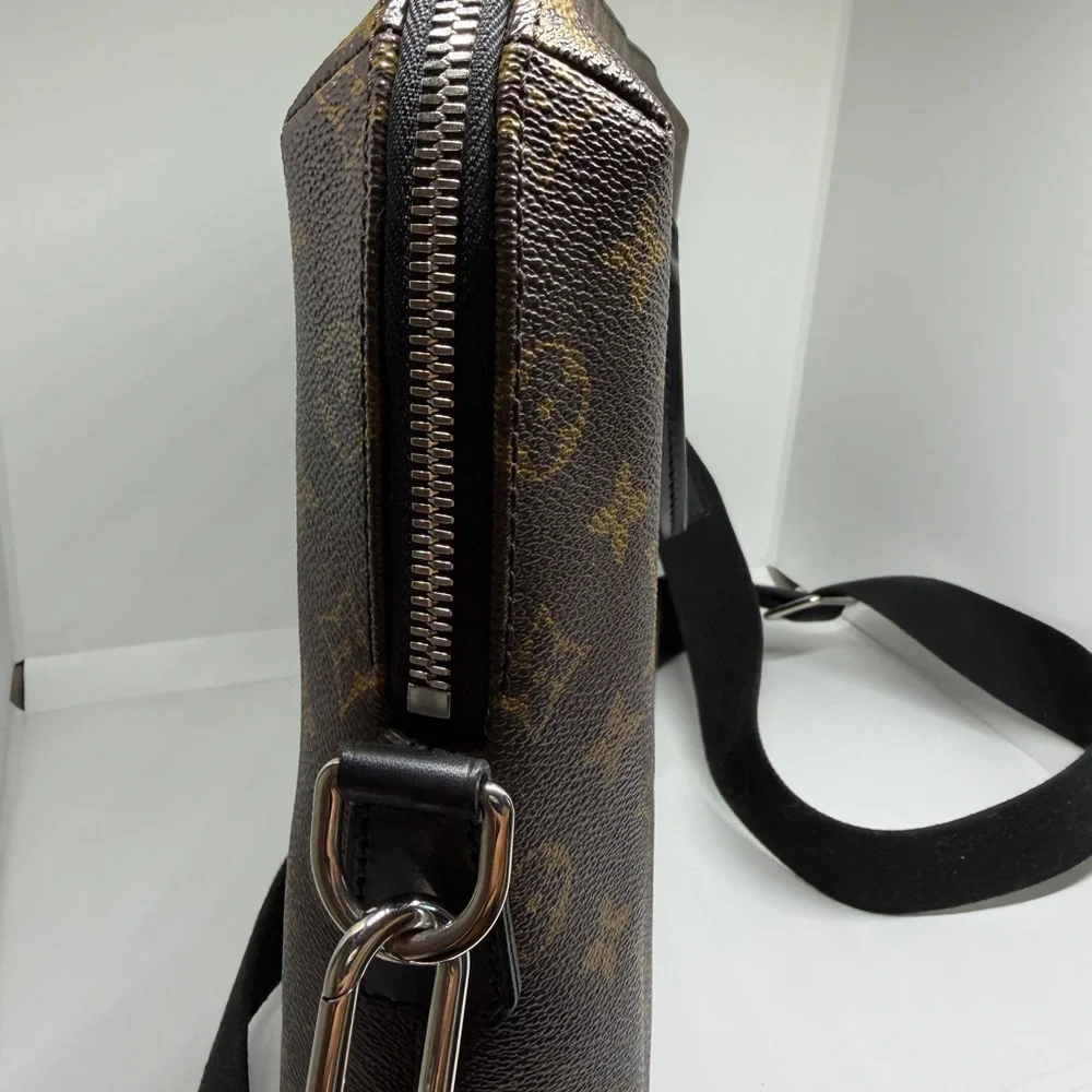 Authentic Louis Vuittion Monogram Macassar Porte Documents Voyage